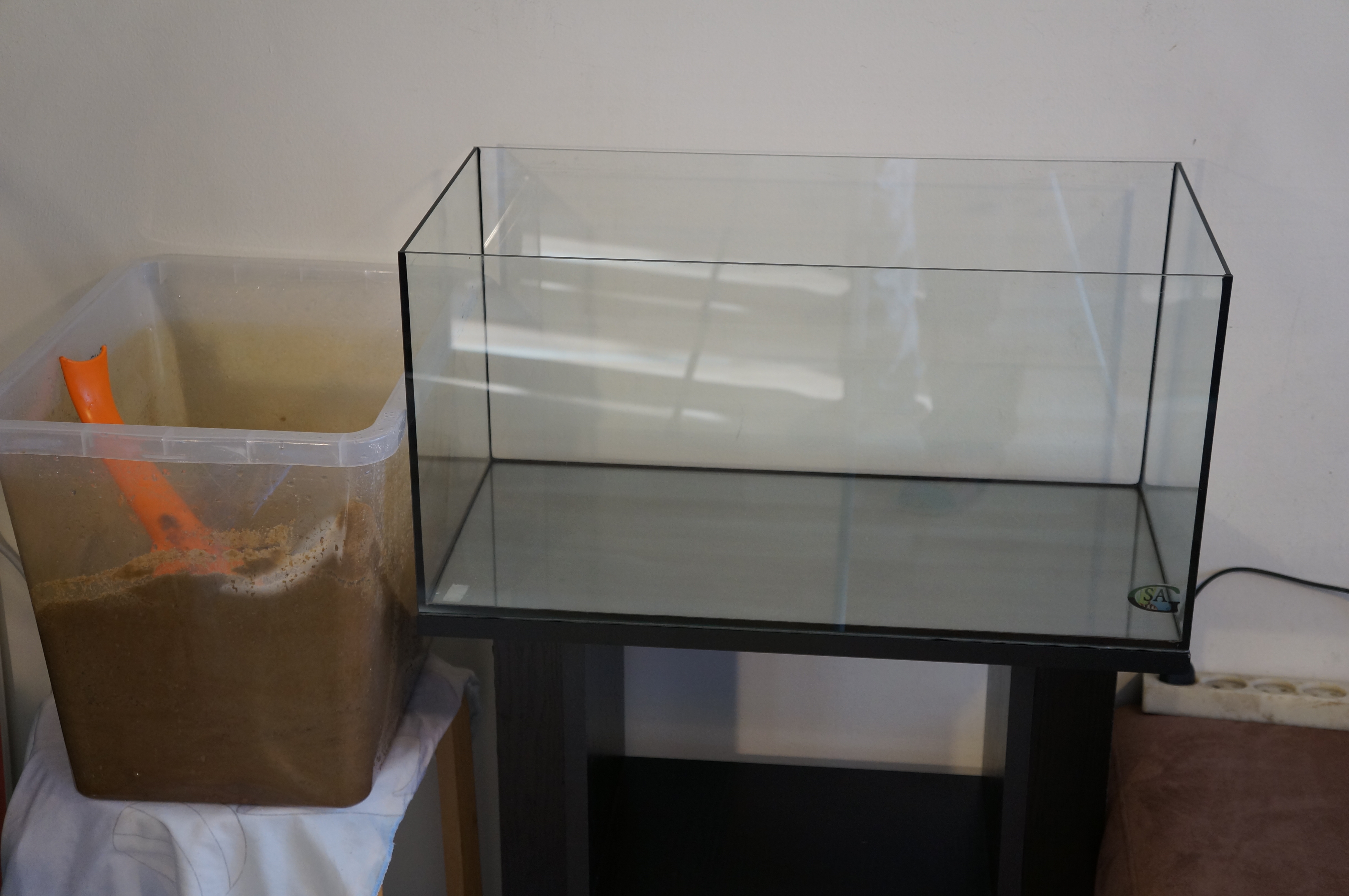 Między blat, na którym stanie akwarium a szkło kładziemy matę piankową lub podkładkę